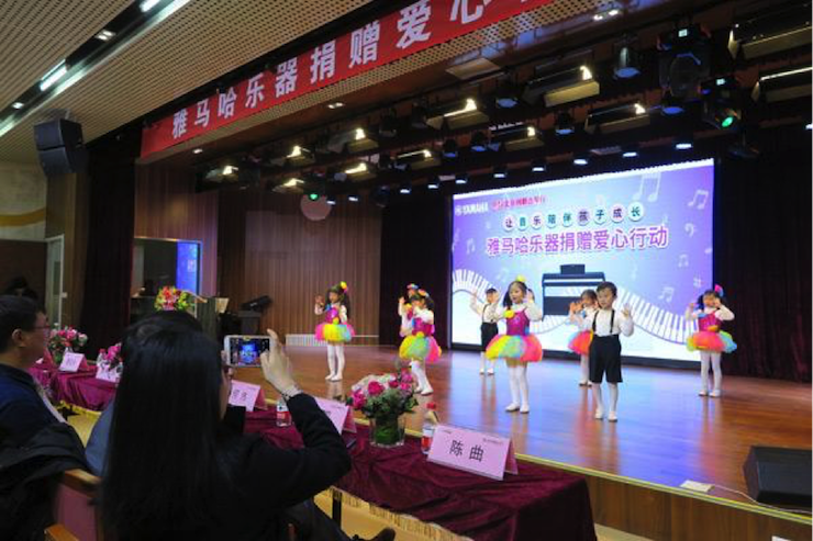 音乐之声暖寒冬 梦之城乐器捐赠爱心行动走进中国儿童中心艺术宫